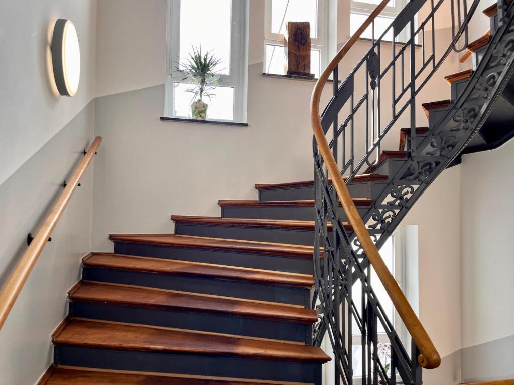 a staircase in a house with blue stairs at DH Hotel Deutsches Haus - Ihr neuer Rückzugsort im Herzen von Mittweida, digitales Hotel im historischen Gebäude in Mittweida
