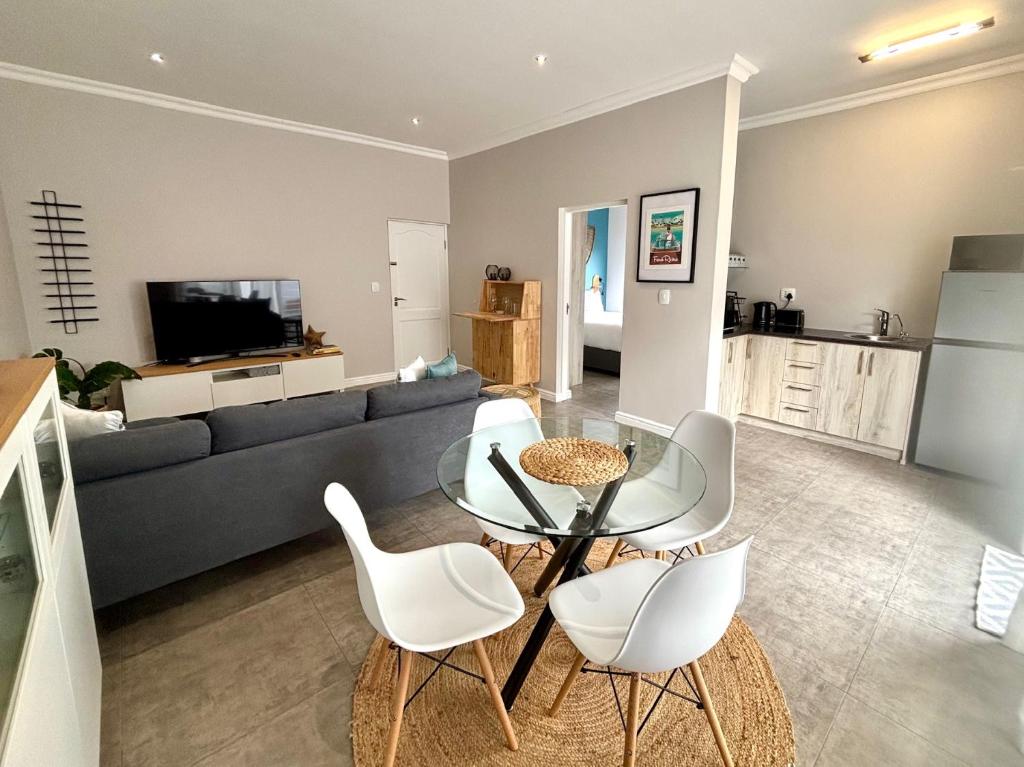 兰格班Casa del Mar - Huisie by die See的带沙发、桌子和椅子的客厅