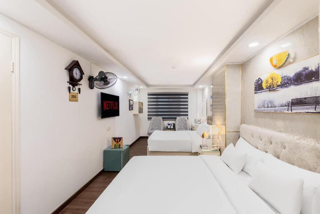 a bedroom with a large white bed in a room at A25 Hotel - 274 Đề Thám in Ho Chi Minh City