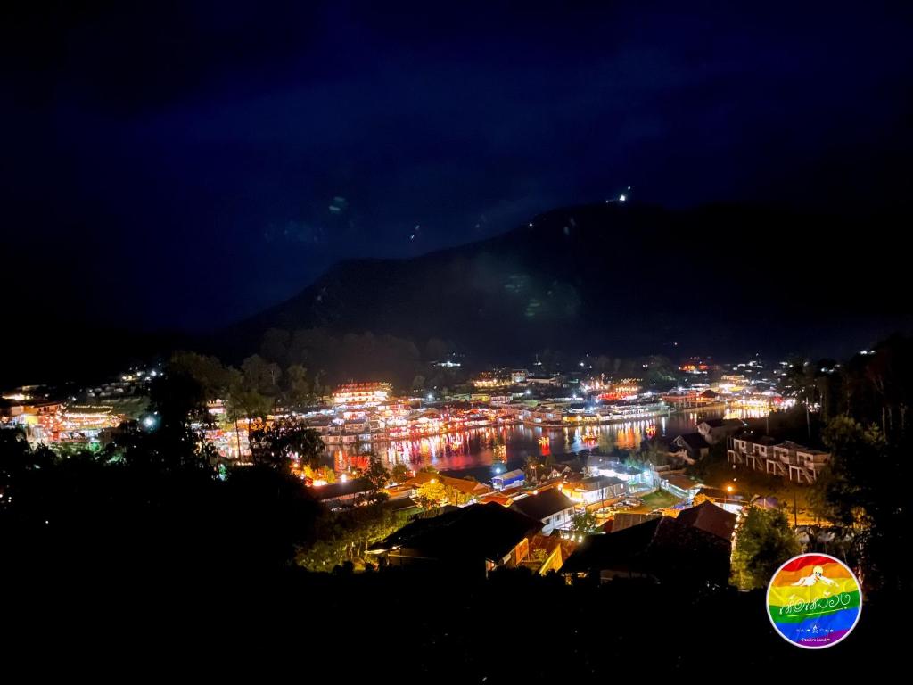 เห็ดเหลือง Hedreung banrakthai homestay and camping - 山景四人间