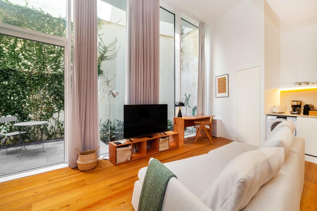 WHome Lisbon's Elite A Stylish & Modern Studio w Patio