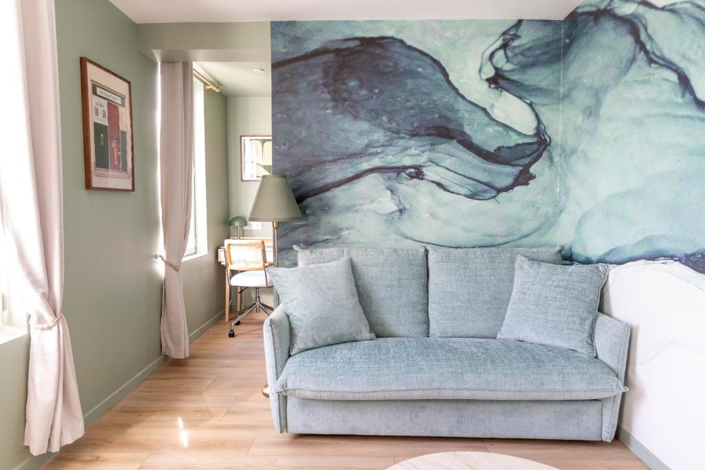 a living room with a couch and a painting at Topa Casa Gîte d'hôtes à Creil in Creil