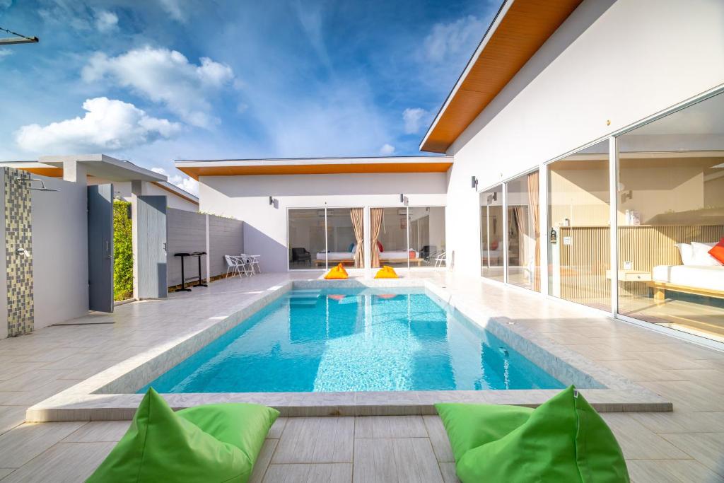 Andaman Sea Best Pool Access and Villas - Resim 7