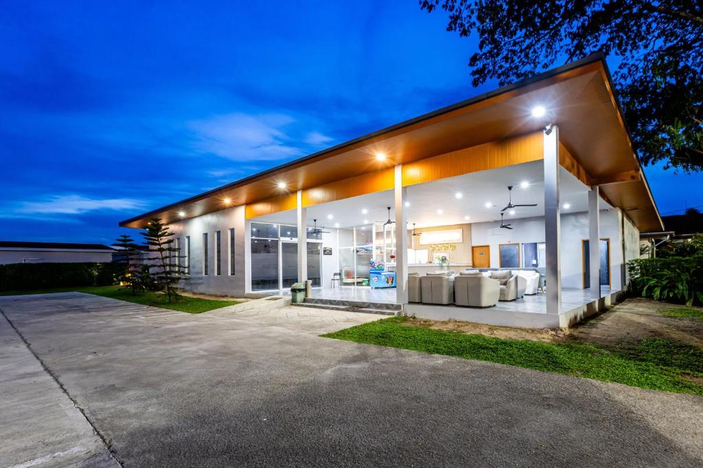 Andaman Sea Best Pool Access and Villas - Resim 9