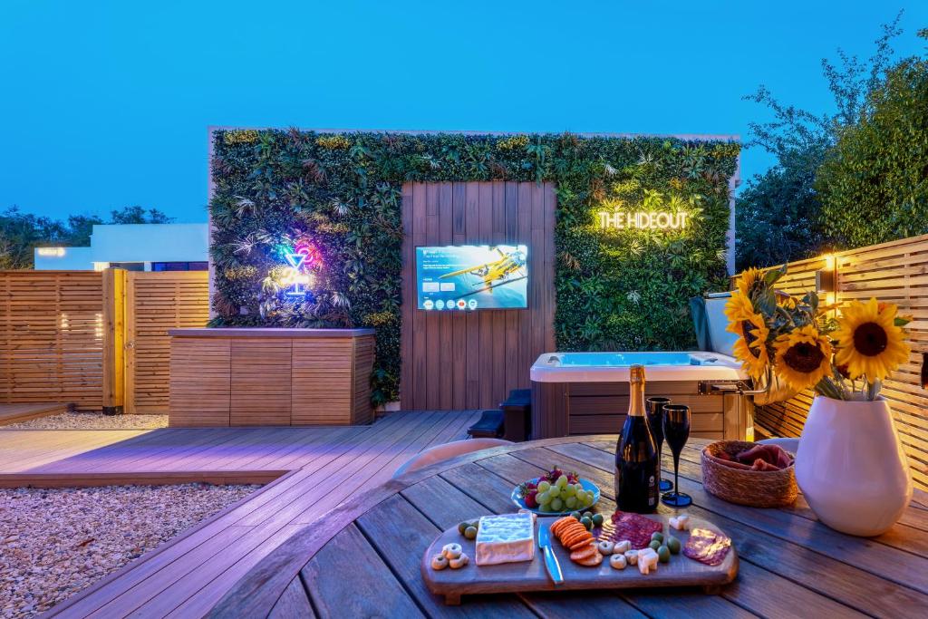 un patio con una mesa y una bandeja de comida en The Hideout - Serenity by design, en Exmouth