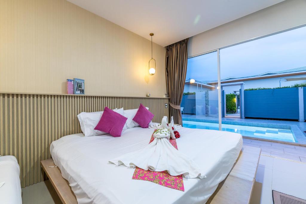 
Deluxe Family Room with Pool Access
