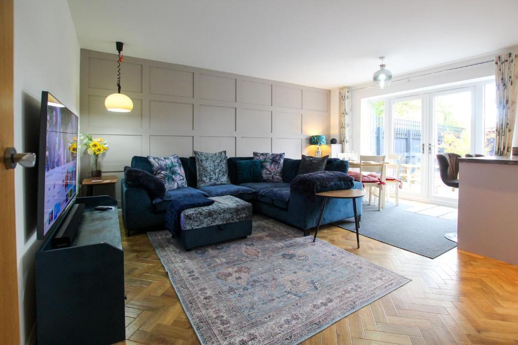 Posezení v ubytování Spacious 4-Bed Home with Parking in Ness Village by Rework Accommodation