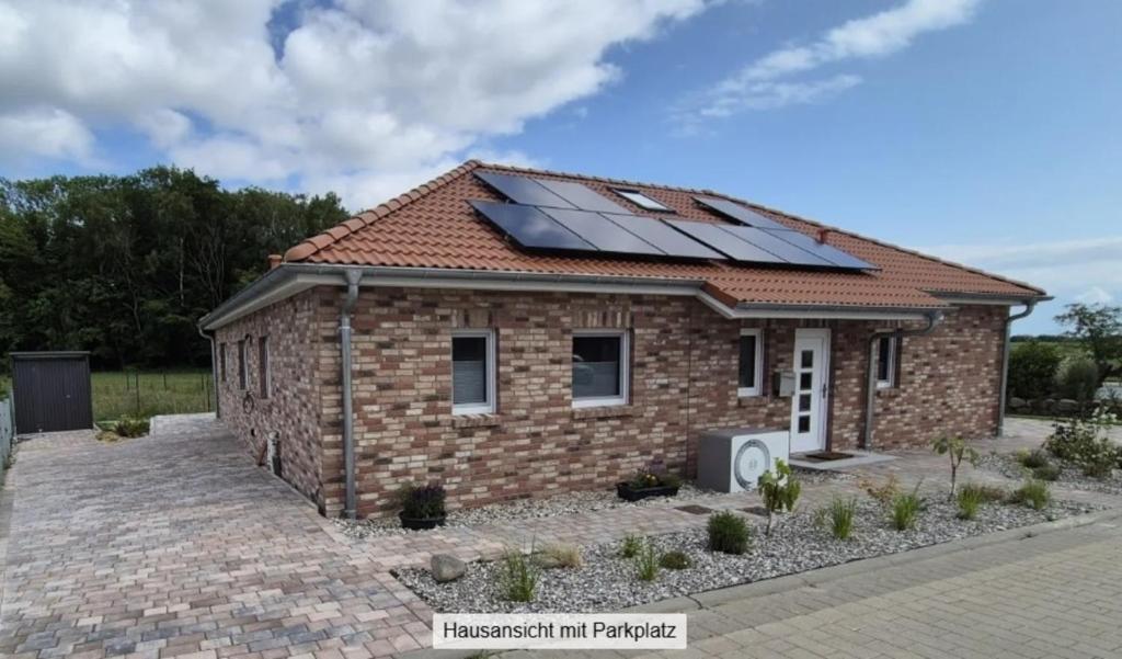 una casa con paneles solares en el techo en Fiete, en Westhof