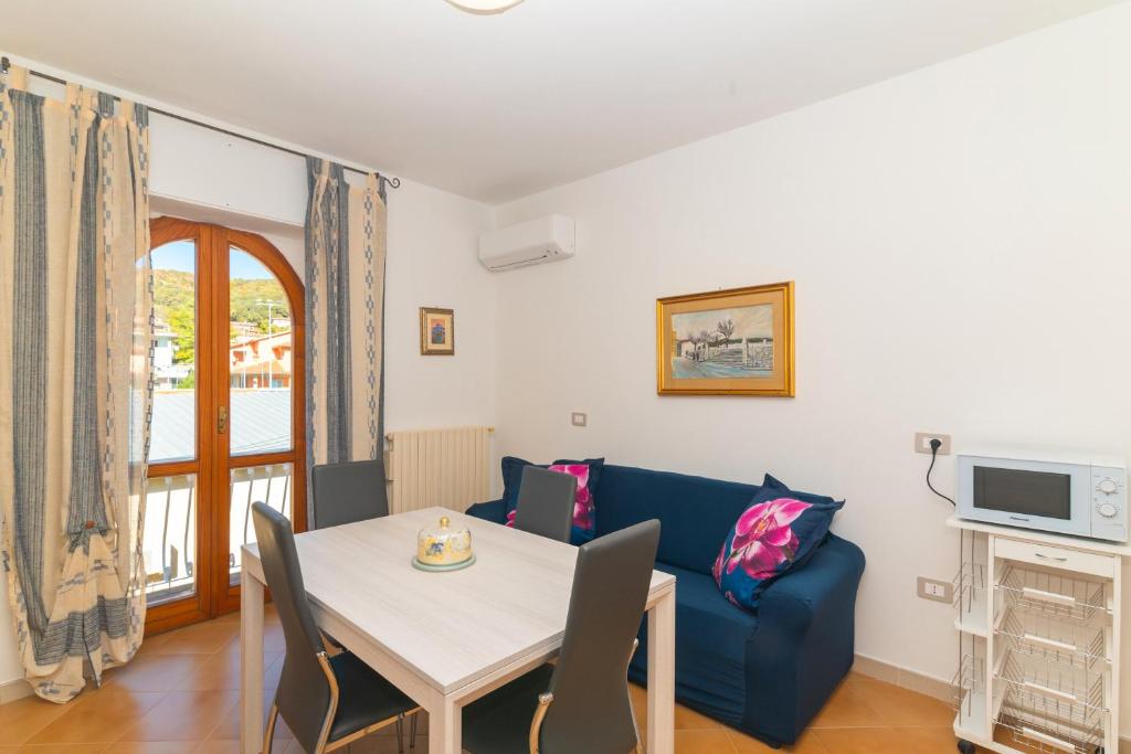 a living room with a blue couch and a table at La Casa in Gallura primo piano in Calangianus