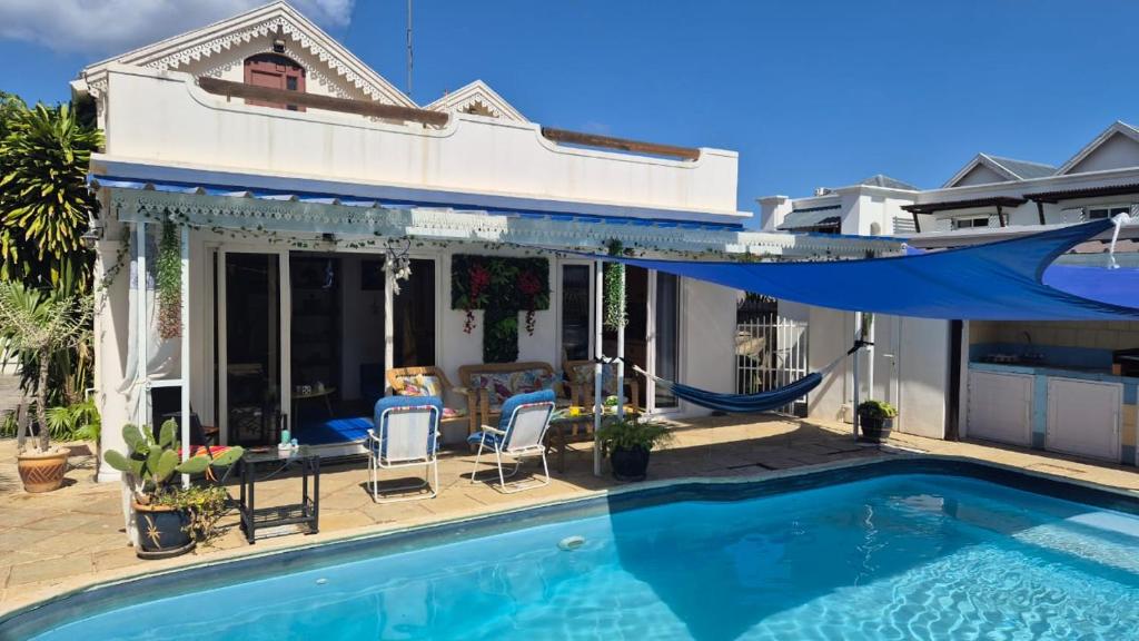 una casa con piscina y patio en Romantic Escapade, en Flic en Flac