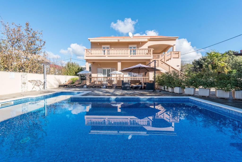 Πισίνα στο ή κοντά στο Holiday Home Lolita with pool