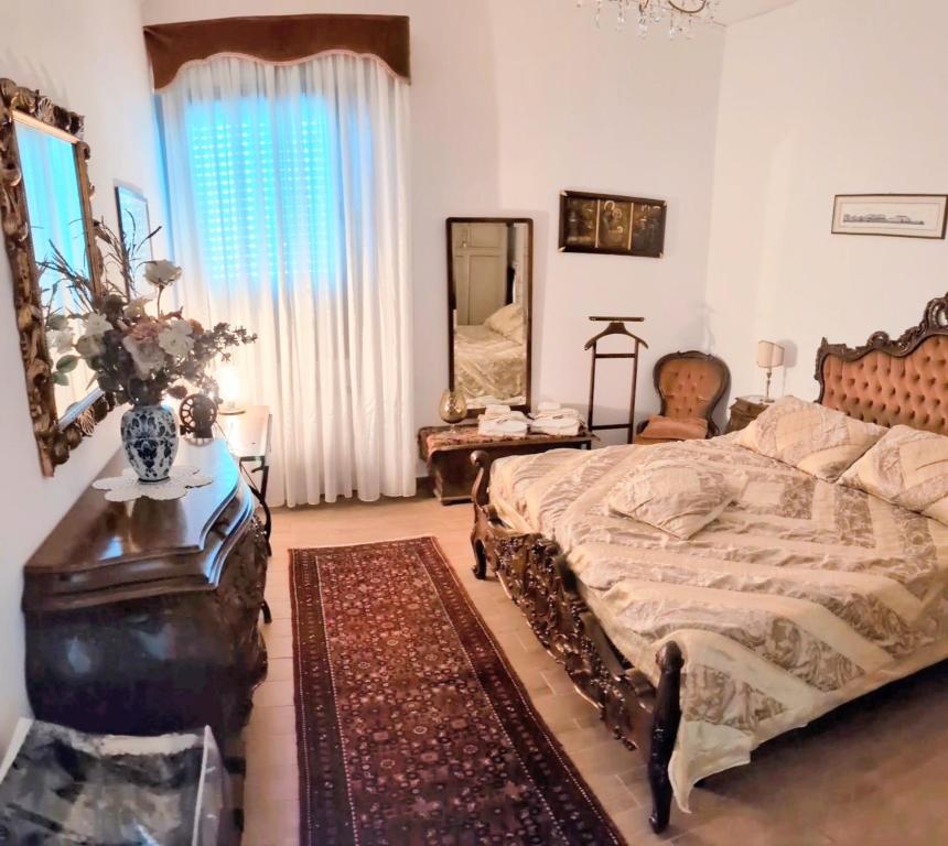 a bedroom with a bed and a table and a mirror at Ca' Giulia - Biennale - free wifi fiber in Venice
