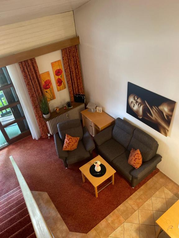 Χώρος καθιστικού στο Das CLASSIQUE Galerieappartement 45qm - Elegant und geräumig wohnen - Espressomaschine, Airfryer, ruhiger Balkon, Poseidon Therme im Haus - inkl Parkgarage