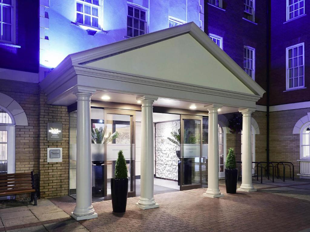 un cenador frente a un edificio por la noche en Mercure Exeter Southgate Hotel, en Exeter