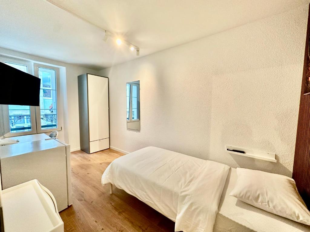 
Standard Single Room with Shared Bathroom
