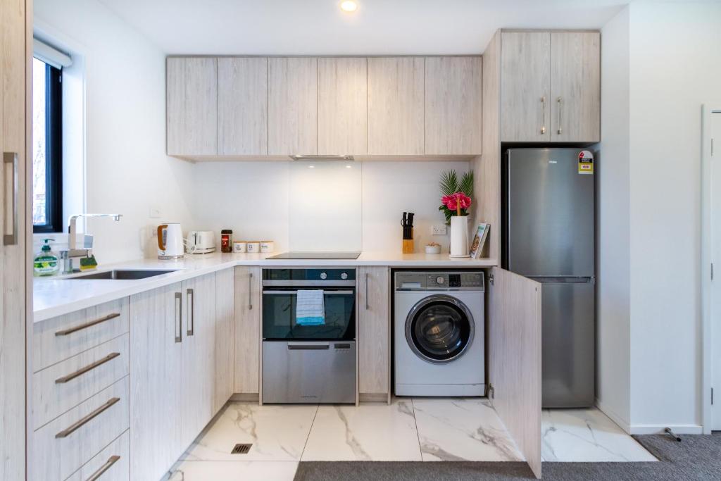 Chic Riccarton Stay with Parking, Outdoor Space - Resim 8