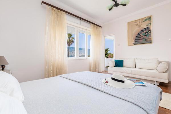 赫尔采格诺维Vila Skala的卧室里有一张床，床上有一顶帽子