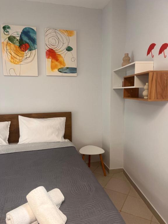 a bedroom with a bed and a small table at Ήρεμο σπίτι casa puente in Stenón