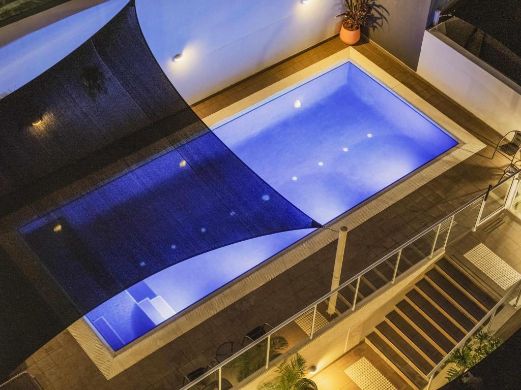 Una vista aérea de una gran piscina en un edificio. en Mercure Centro Port Macquarie, en Port Macquarie