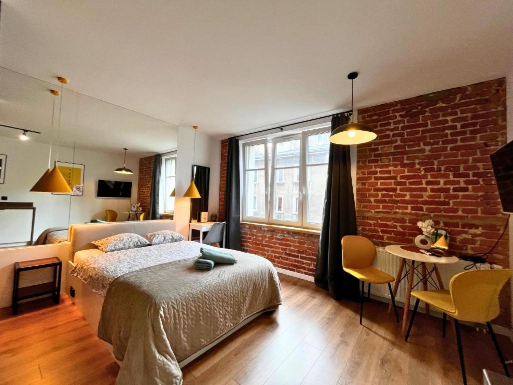 Giường trong phòng chung tại Jacuzzi Kraków Loft - Design Apartments