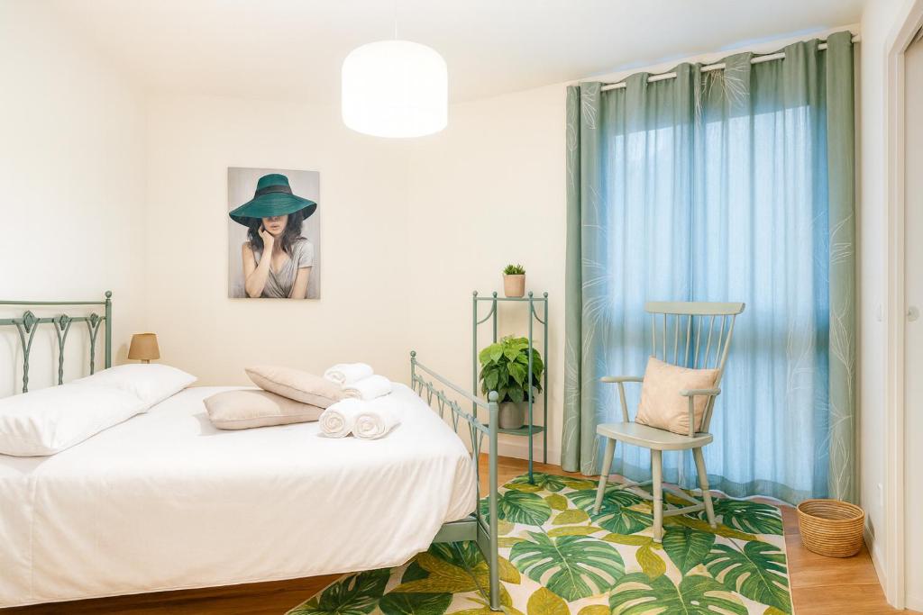 Postel nebo postele na pokoji v ubytování ISEO LAKE 3-Bedroom just 40 meters from the lake and 12 meters from Piazza Garibaldi