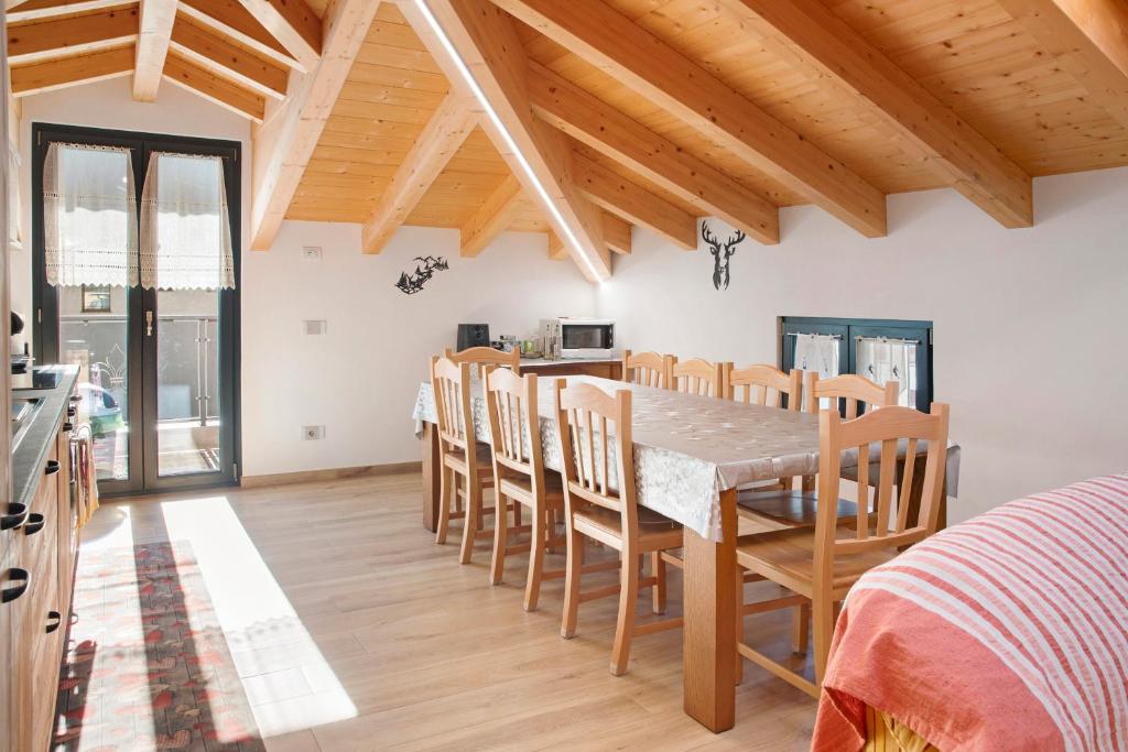 a kitchen and dining room with a table and chairs at Sam Fiamet in Grosio