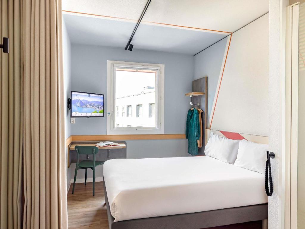 
Double Room with Queen Bed
