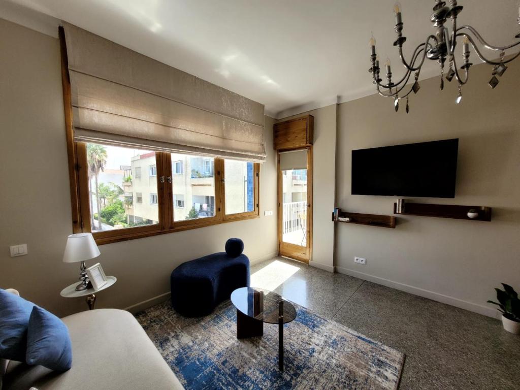 a living room with a couch and a tv at Immeuble du Mausolée in Rabat