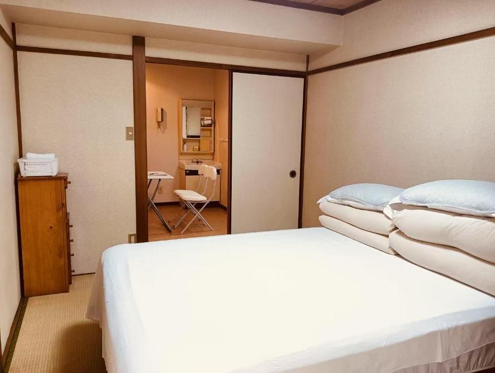 a bedroom with a bed with pillows on it at Skytree Residence 錦糸町 駅から600M徒歩8分 in Tokyo