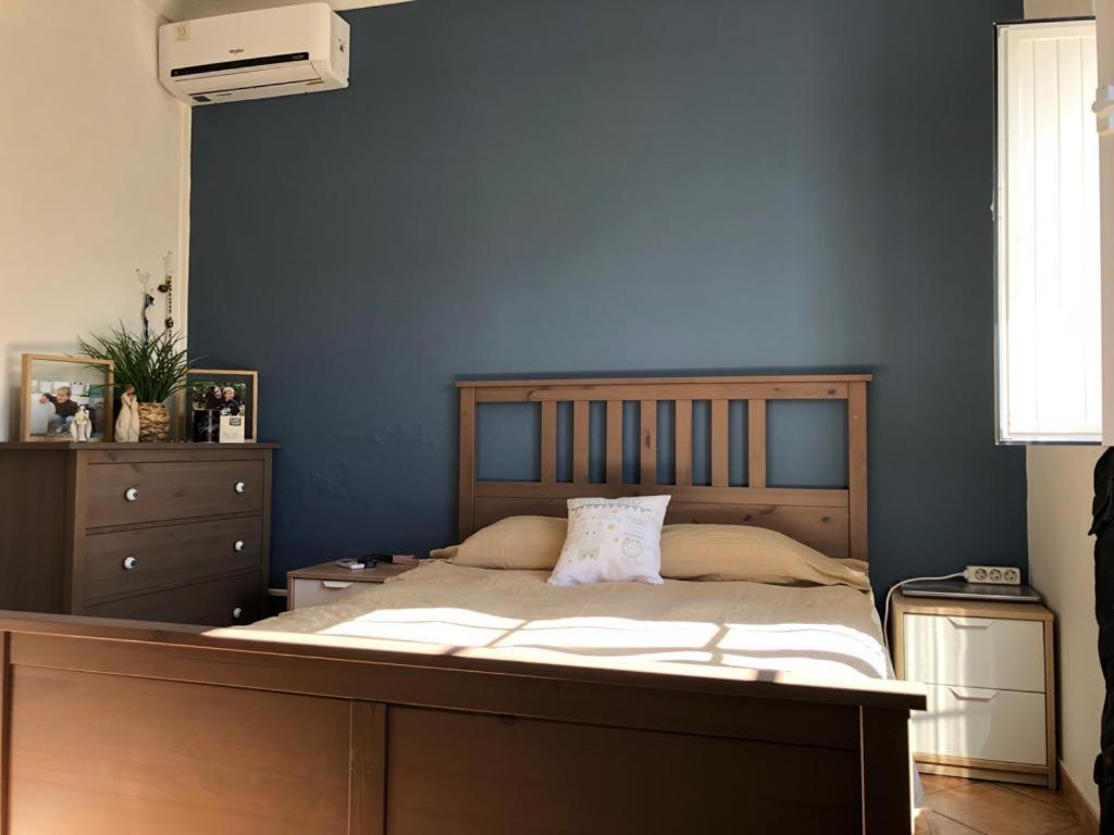 a bedroom with a bed with a blue wall at Casa Mira in Odemira