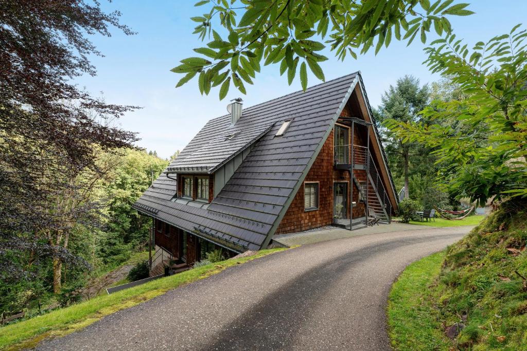 una casa con techo de metal en una carretera en Ferienwohnung Im Holzhau, en Bad Peterstal-Griesbach