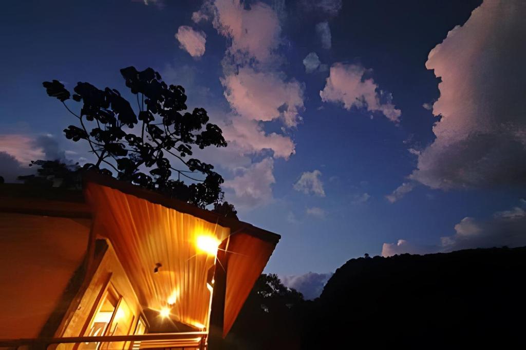 En generel udsigt til bjerge eller udsigt til bjerge taget fra lejligheden