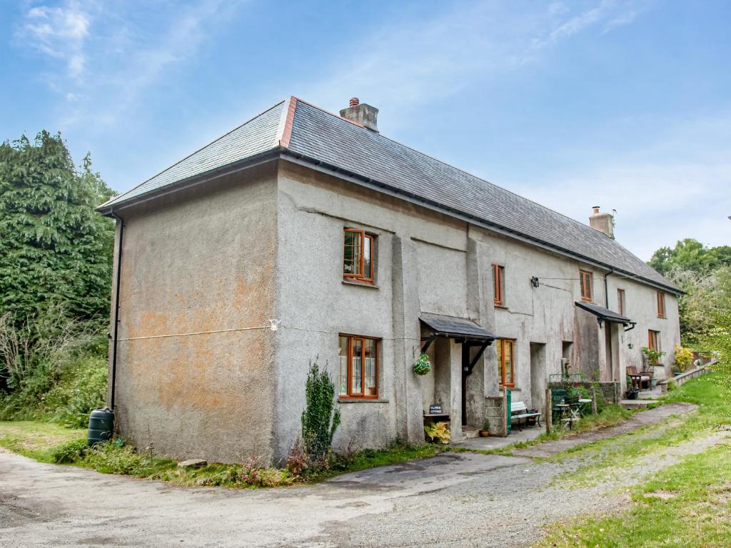 stary kamienny dom z dachem w obiekcie East Hook Holiday Cottages - Clover Cottage w mieście Okehampton