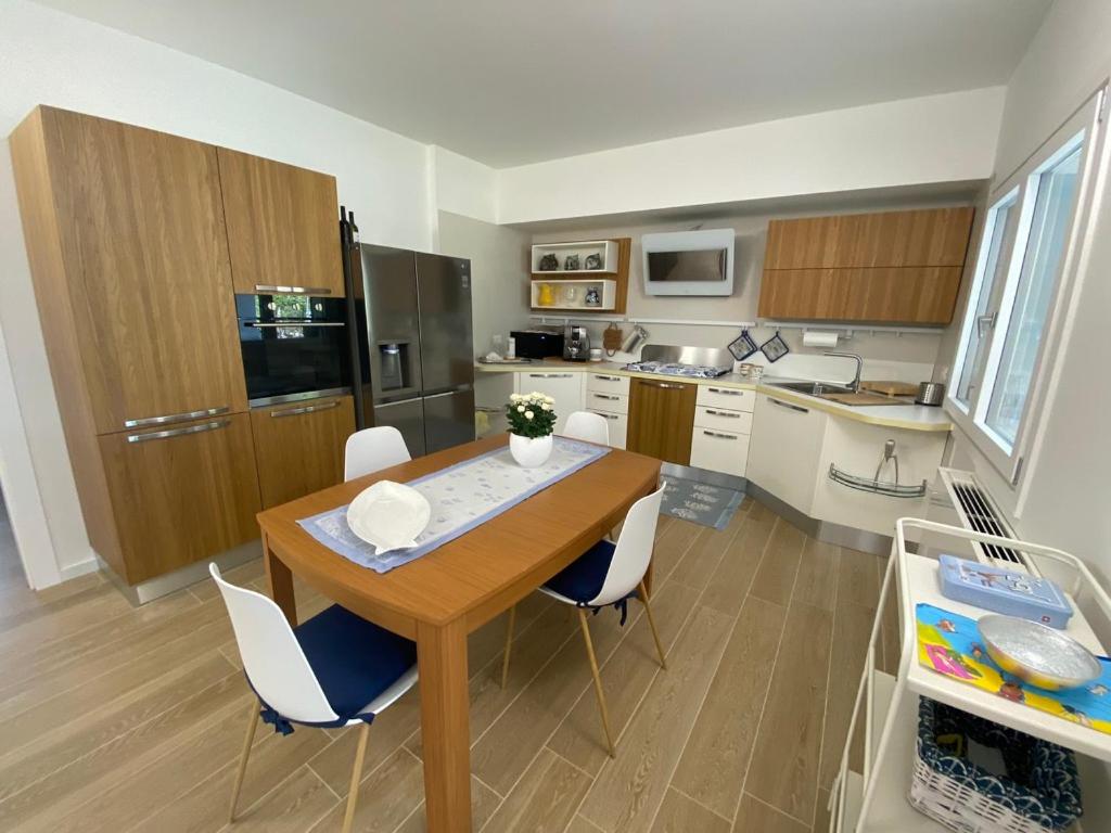 Foxiʼe SaliにあるVilla with garden 1000m to 300m from the sea in PULAのキッチン(木製テーブル、白い椅子付)