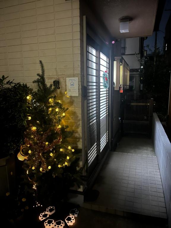 een kerstboom met lichten in de gang bij SUZUNONE The only private lodging in Tokyo 2 min walk natural hot springs near BIG super market ASAKUSA AKIHABARA SKYTREE nearby Japanese TATAMI style in Tokyo