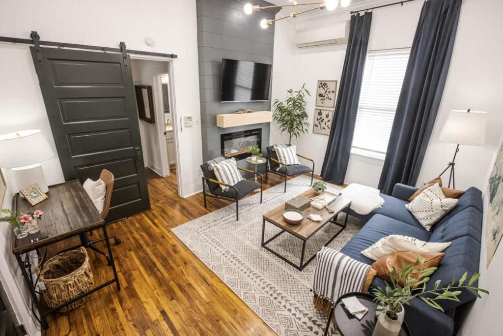 un salon avec un canapé bleu et une cheminée dans l'établissement Cozy Lafayette House Fireplace Parking and Comfort, à Lafayette