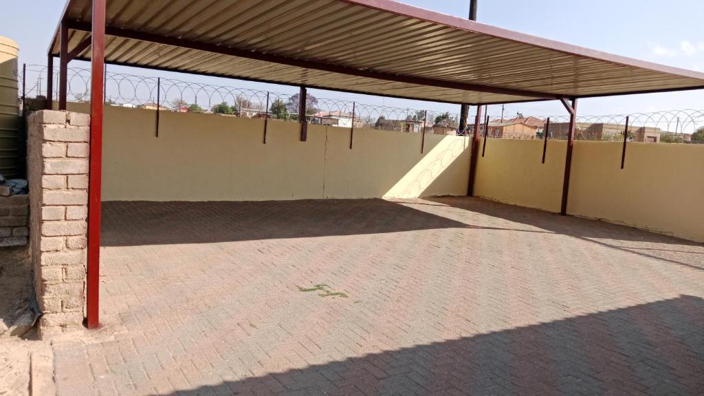 ein Gebäude mit einem Dach mit einer Skateboardrampe in der Unterkunft NEMARA Self Catering Lodge in Polokwane