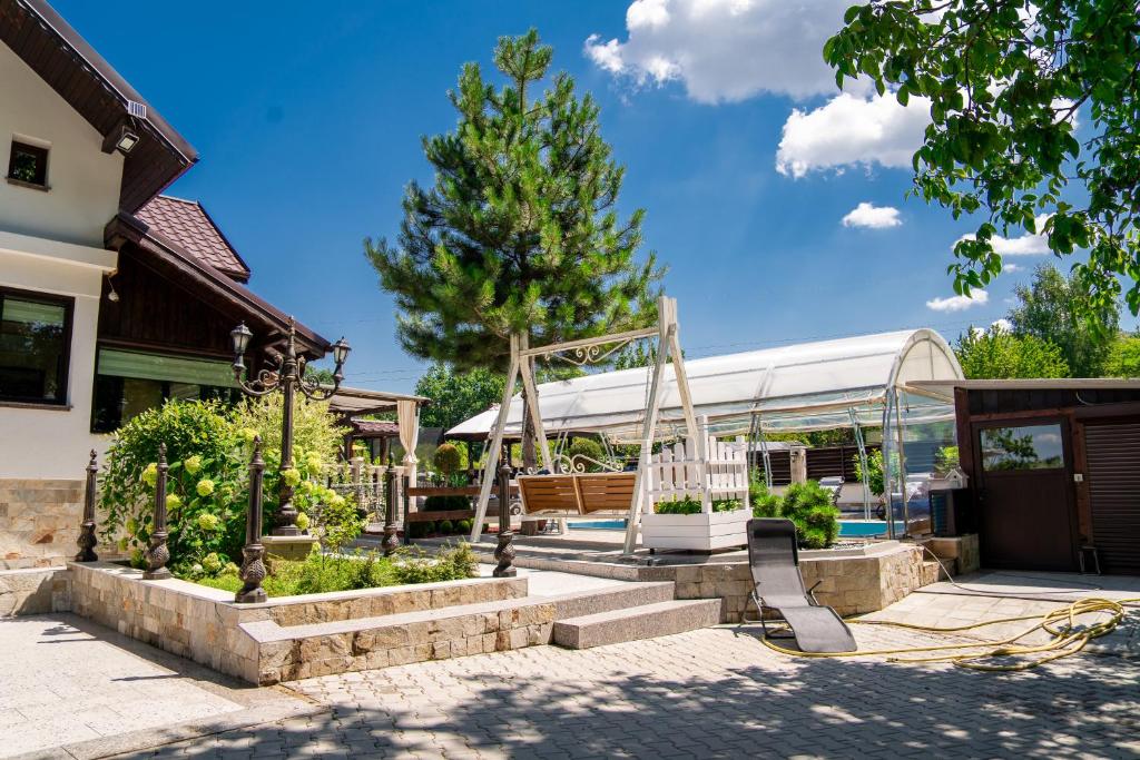 einen Spielplatz im Hof mit Schaukel in der Unterkunft Къща за гости Фамилия Бешкови in Vratsa