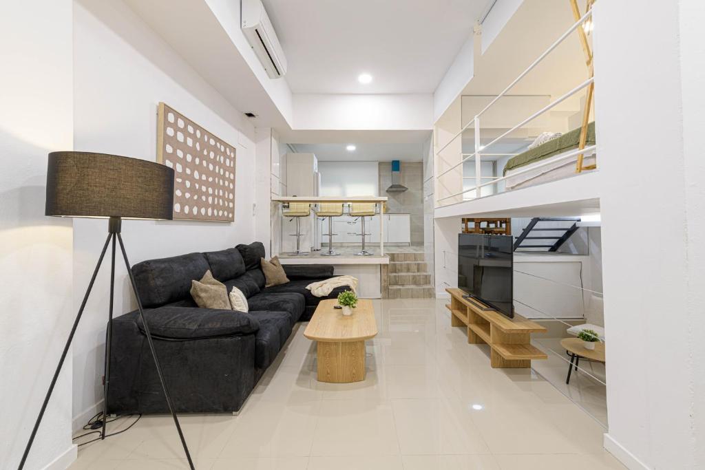 WintowinRentals Renovated loft with garage next to Huelin Beach