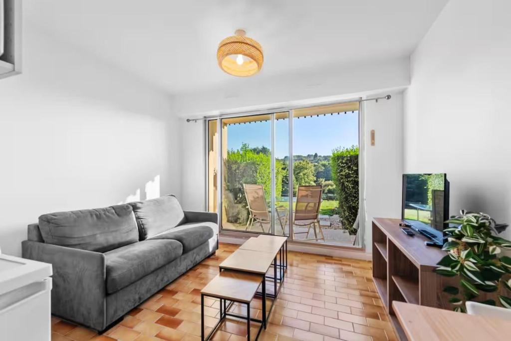Televisyen dan/atau pusat hiburan di Apartment with view on the golf of Houlgate