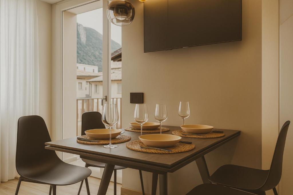 Μια τηλεόραση ή/και κέντρο ψυχαγωγίας στο Luxury Retreat in Iseo - Jacuzzi, Balcony & Wi-Fi in the Heart of Town