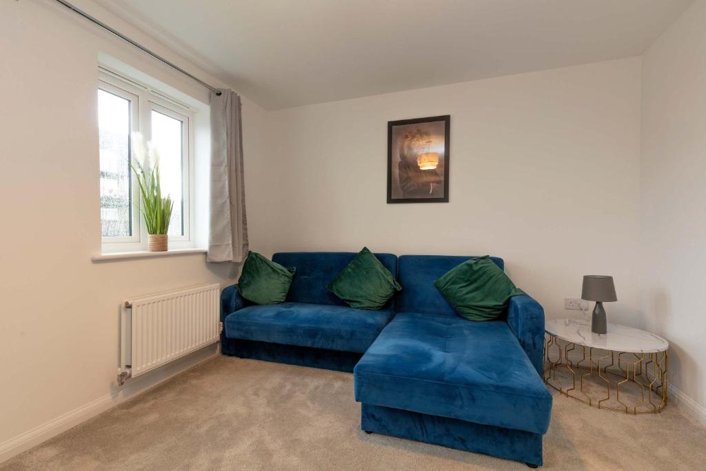 Posezení v ubytování Bright & Modern 4 Bedroom House in Yeovil