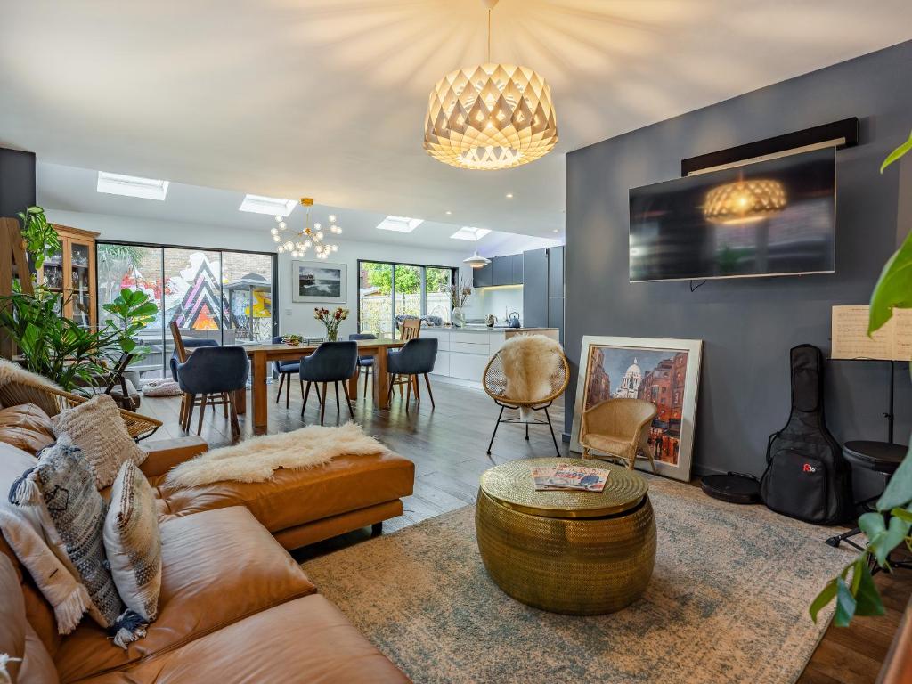una sala de estar con un sofá y una mesa en Vallance House, en Brighton & Hove