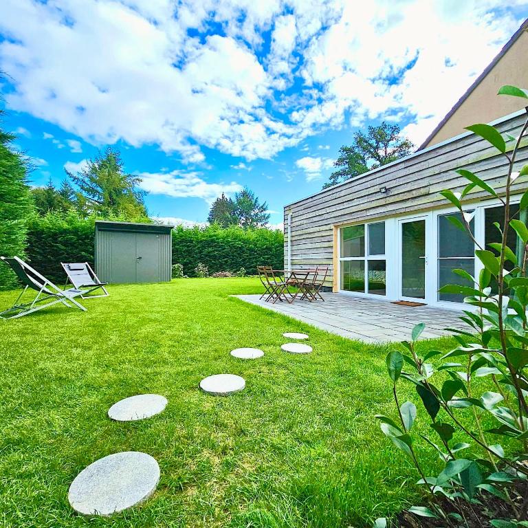 a yard with stepping stones in the grass at Le gîte de Hourpes in Thuin
