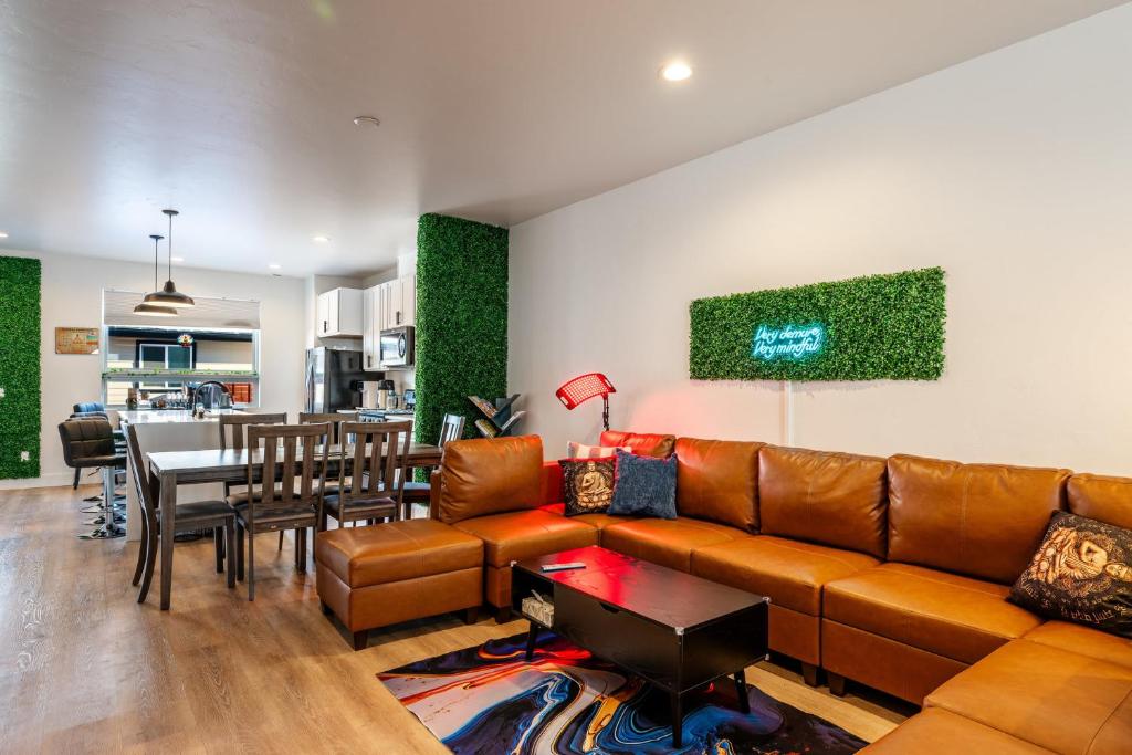 ein Wohnzimmer mit Sofa und Tisch in der Unterkunft The Zen Den - Sauna Sleeps 15 & King Bed - Health Amenities in Sheridan