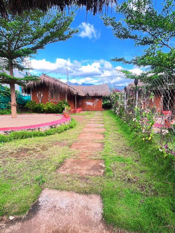 a dirt road in front of a house at Mannora Resorts Marayoor in Maraiyūr