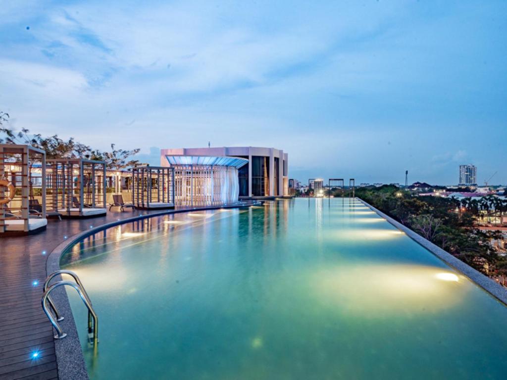 ein großes Schwimmbad auf einem Gebäude in der Unterkunft SINA Troika Residence Kota Bharu 1BR Netflix Pool in Kota Bharu