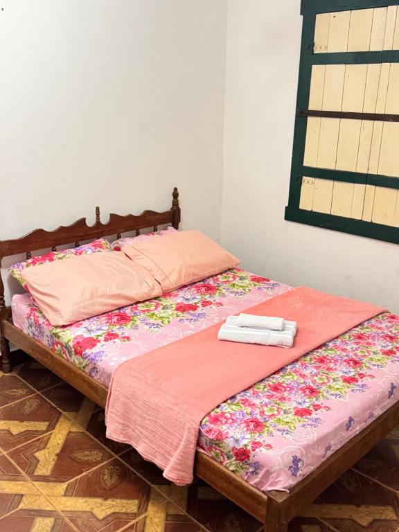 Una cama con dos toallas encima en Pouso campestre Ohana para família em Tiradentes, en Tiradentes