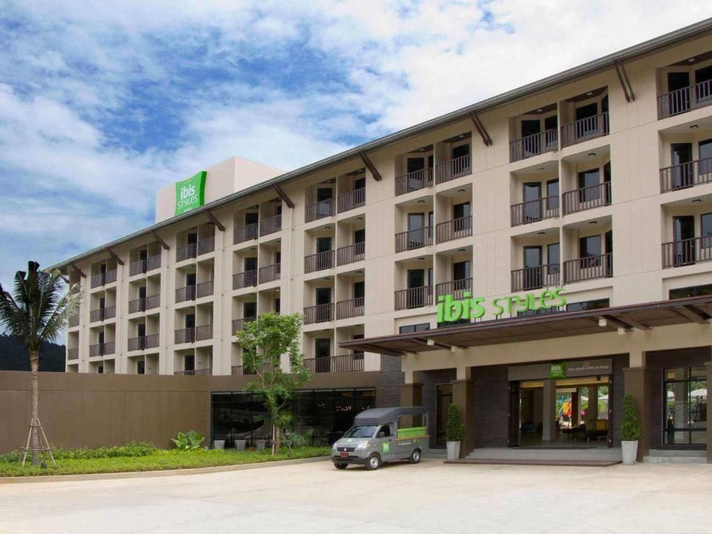un hôtel avec une voiture garée devant dans l'établissement ibis Styles Krabi Ao Nang, à Ao Nang Beach