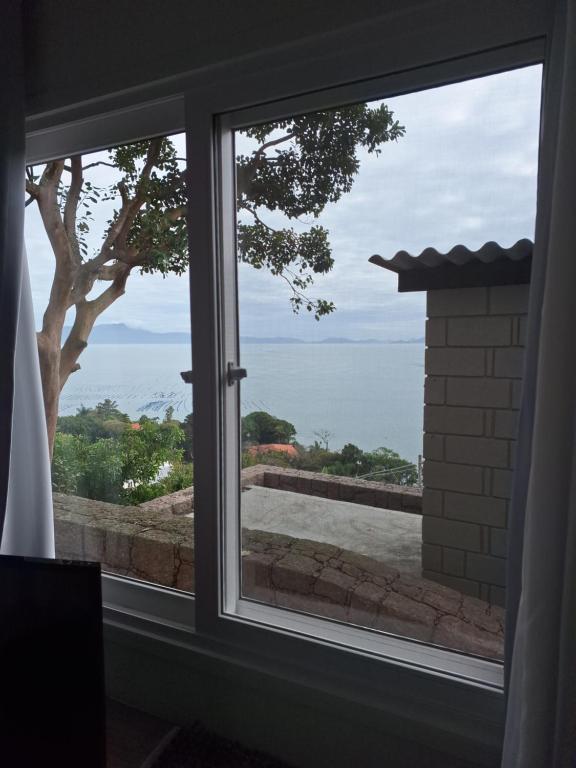 a window with a view of the ocean at Garcida in Governador Celso Ramos